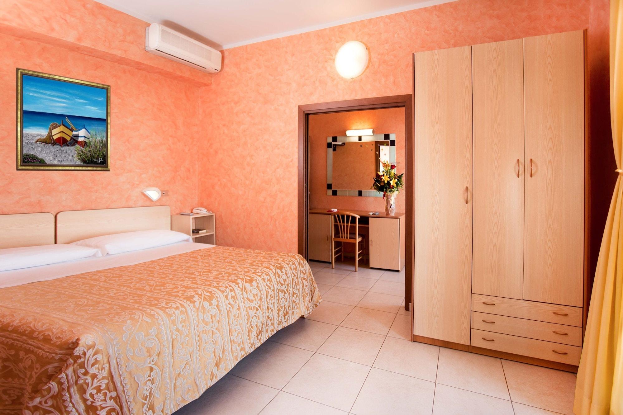 Hotel Caesar Чезенатико Екстериор снимка