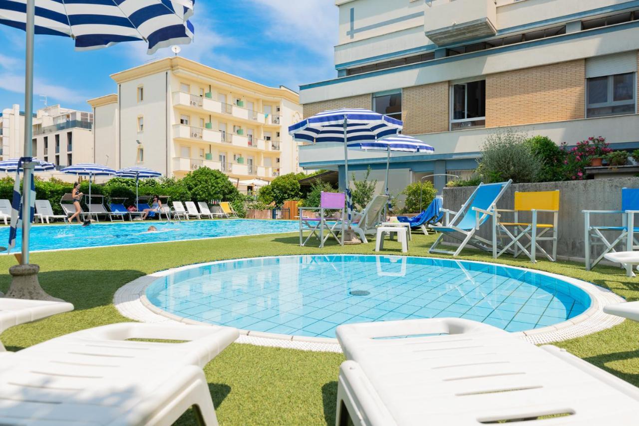 Hotel Caesar Чезенатико Екстериор снимка