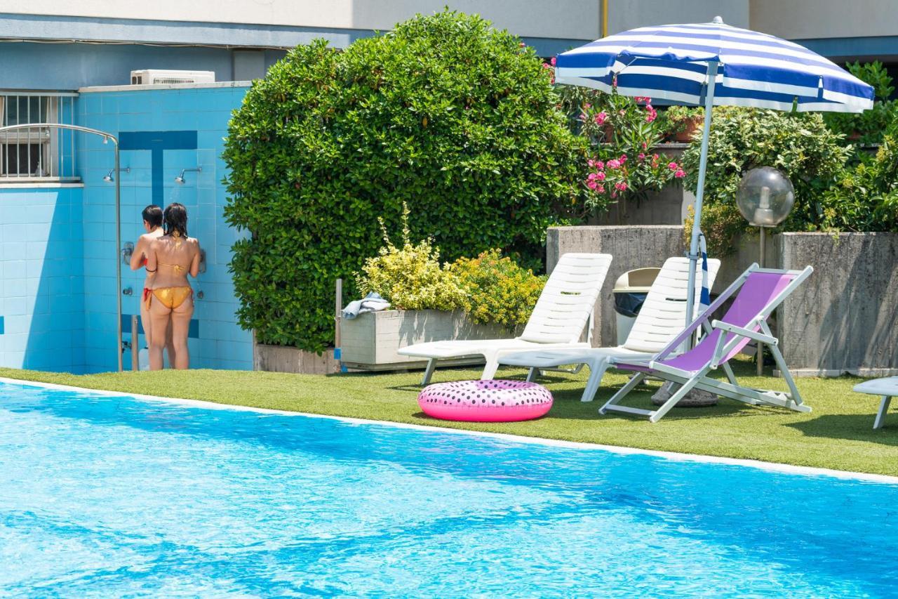 Hotel Caesar Чезенатико Екстериор снимка