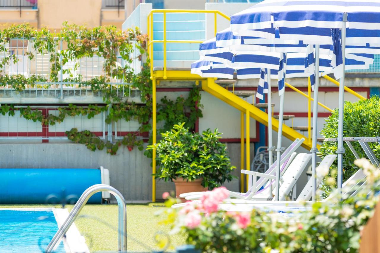 Hotel Caesar Чезенатико Екстериор снимка