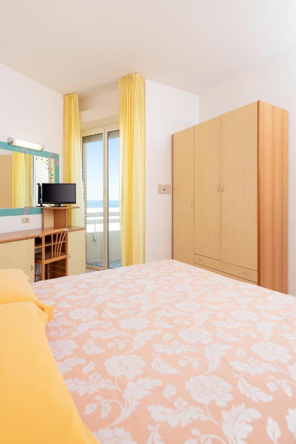 Hotel Caesar Чезенатико Екстериор снимка