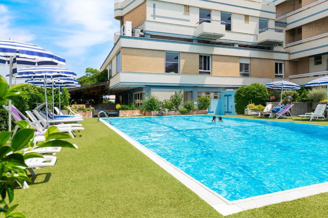 Hotel Caesar Чезенатико Екстериор снимка