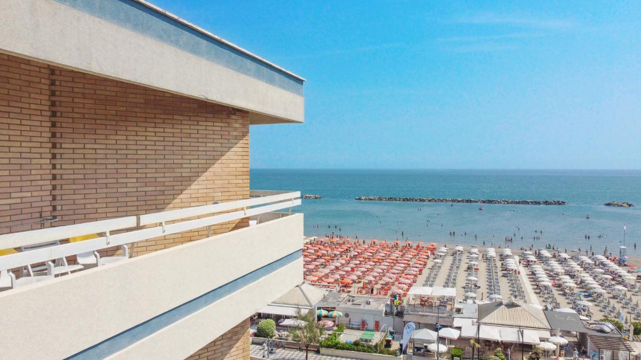 Hotel Caesar Чезенатико Екстериор снимка