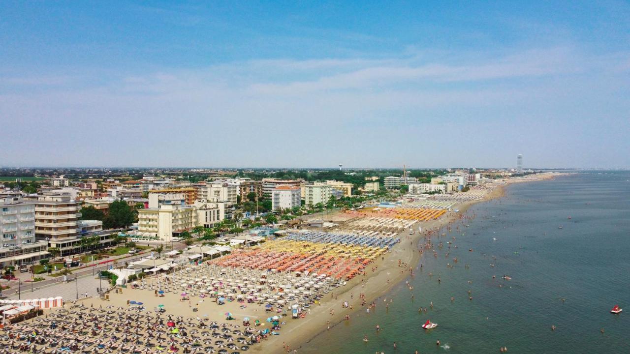 Hotel Caesar Чезенатико Екстериор снимка