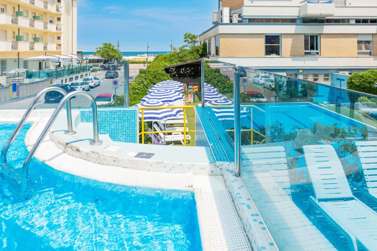 Hotel Caesar Чезенатико Екстериор снимка