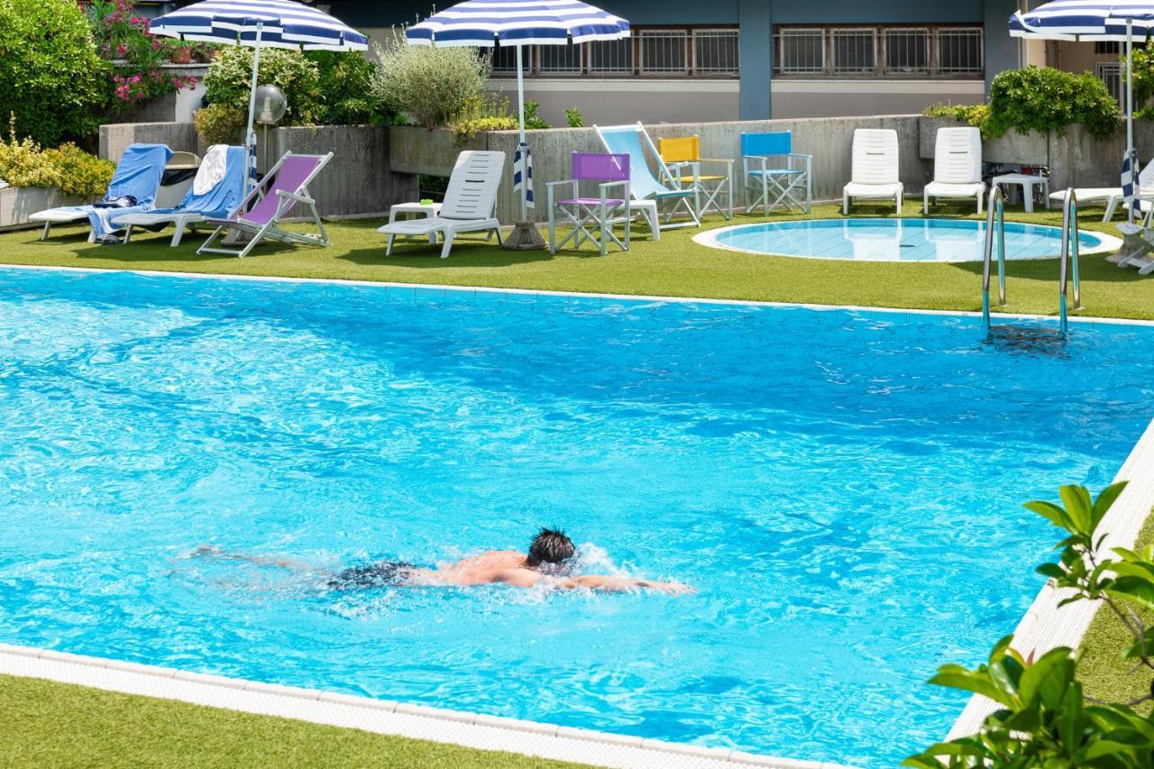 Hotel Caesar Чезенатико Екстериор снимка