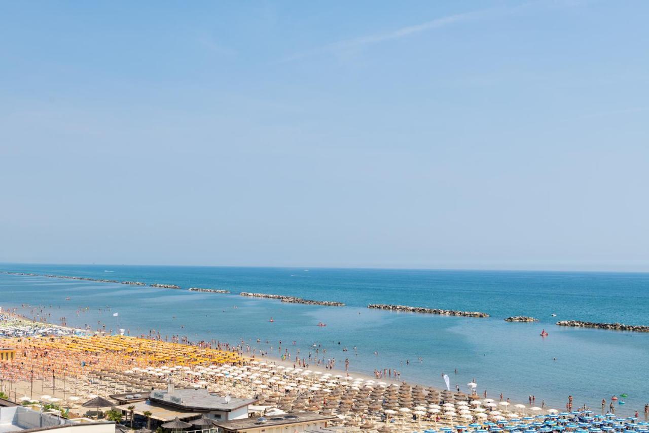 Hotel Caesar Чезенатико Екстериор снимка