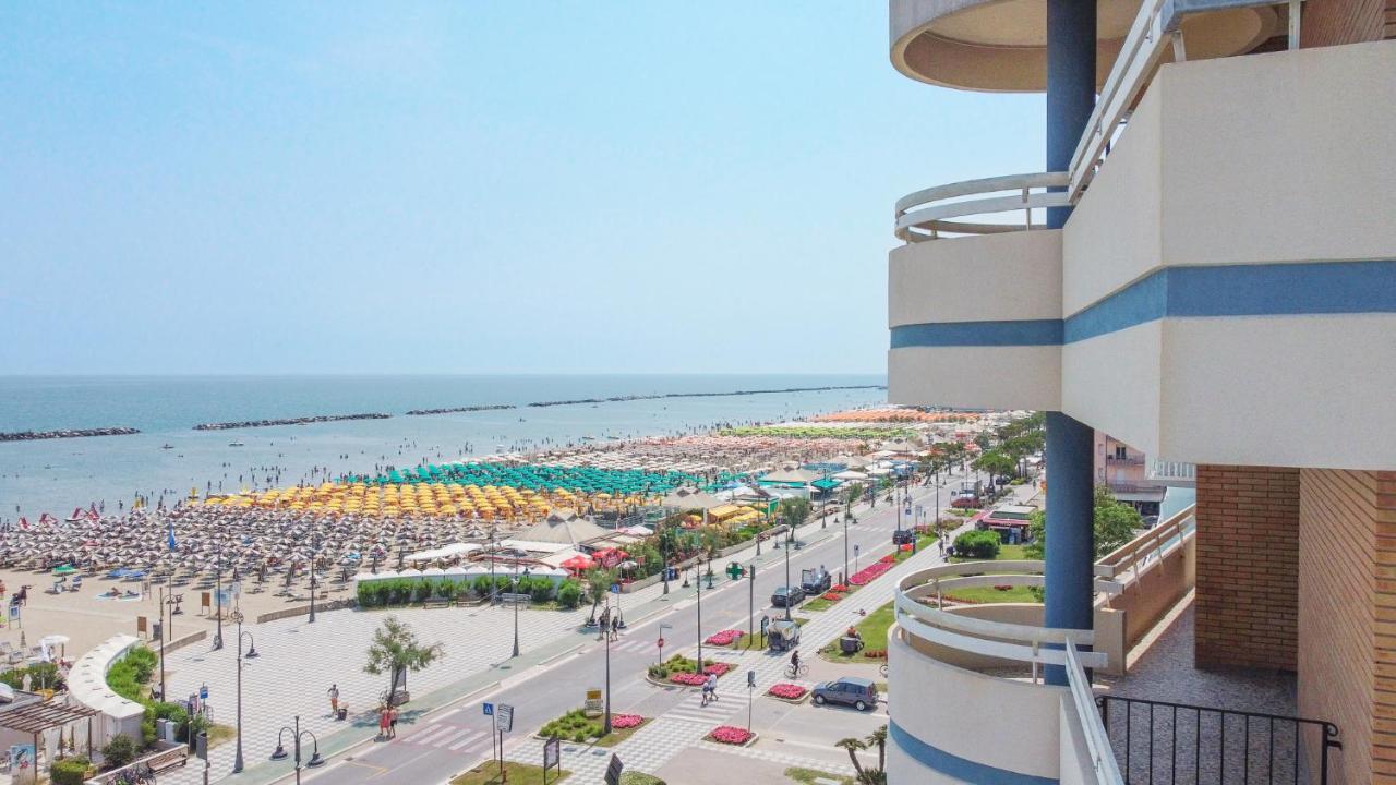 Hotel Caesar Чезенатико Екстериор снимка