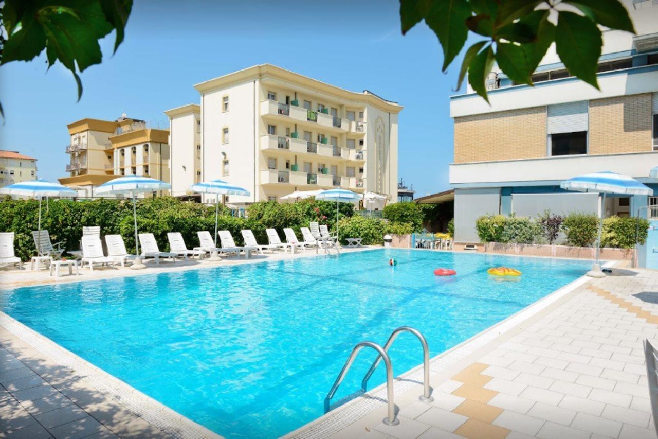 Hotel Caesar Чезенатико Екстериор снимка