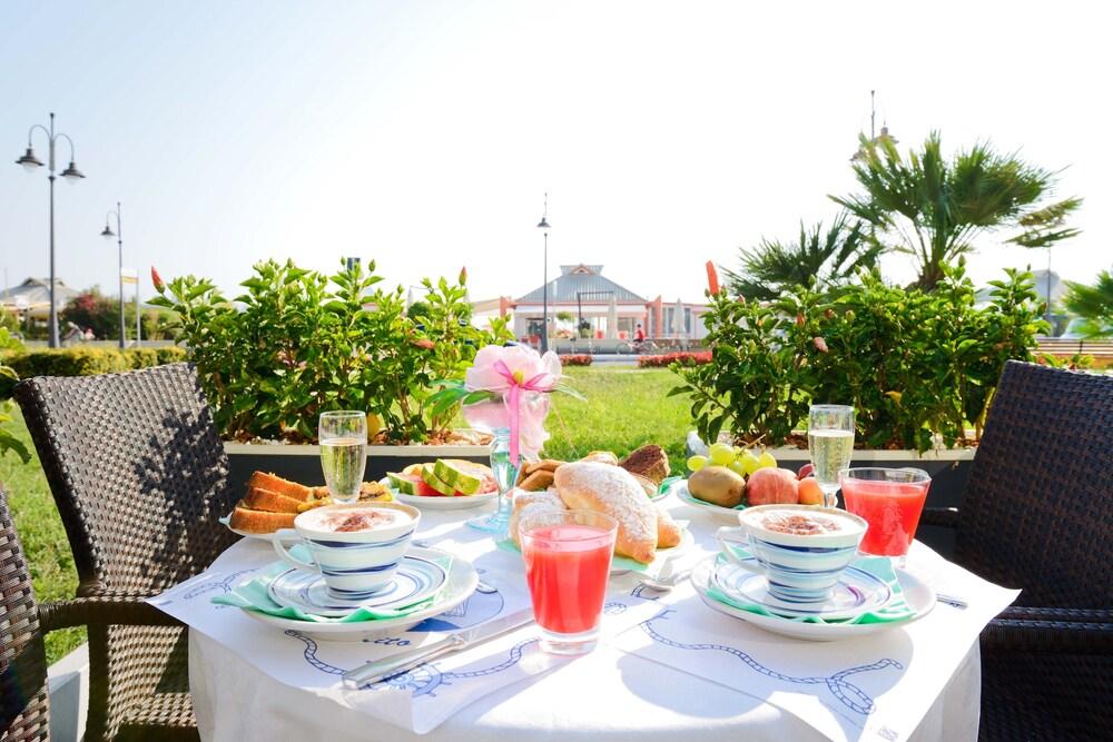 Hotel Caesar Чезенатико Екстериор снимка