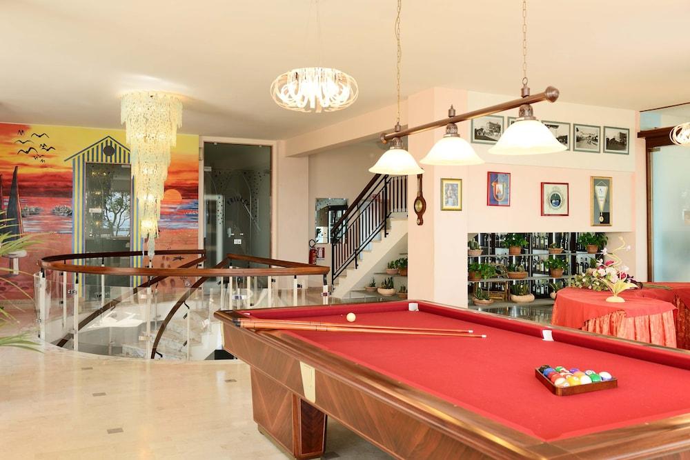 Hotel Caesar Чезенатико Екстериор снимка
