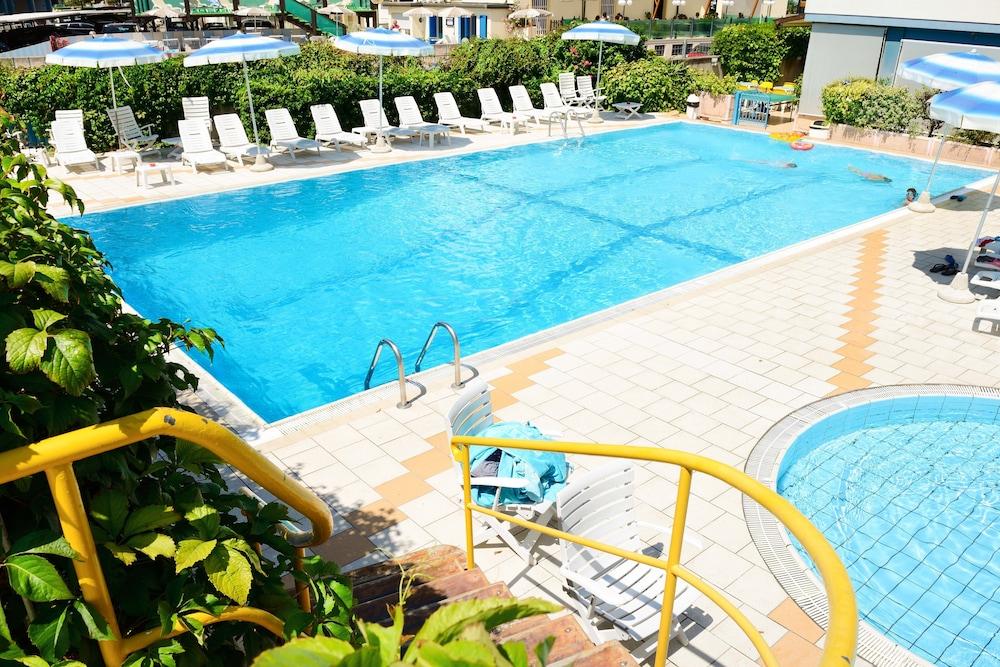 Hotel Caesar Чезенатико Екстериор снимка