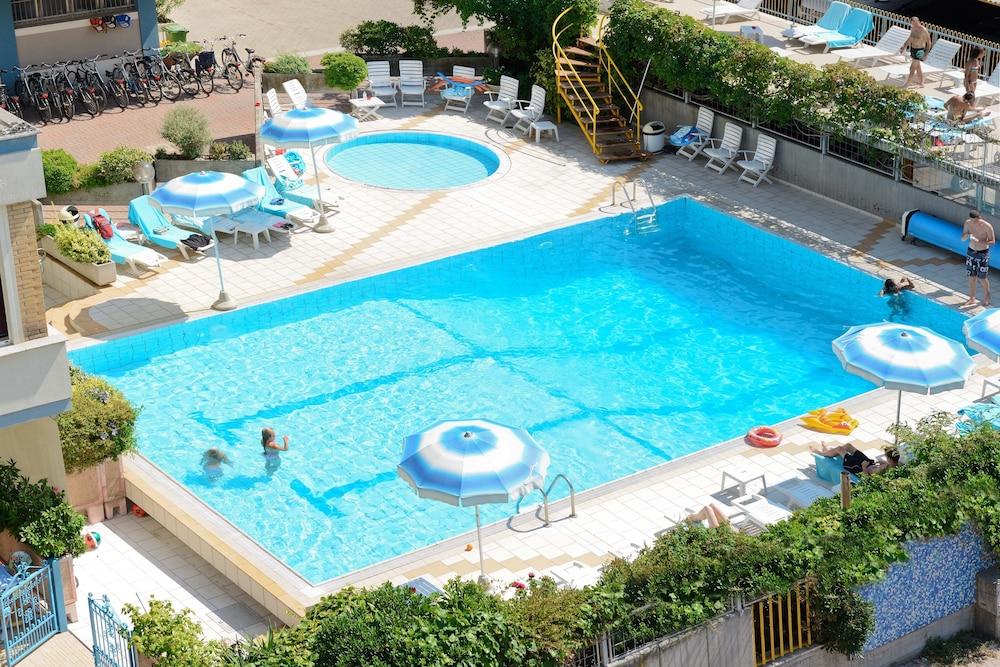 Hotel Caesar Чезенатико Екстериор снимка