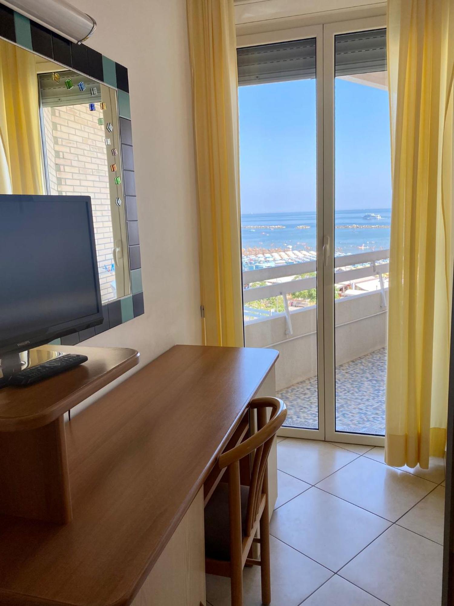 Hotel Caesar Чезенатико Стая снимка